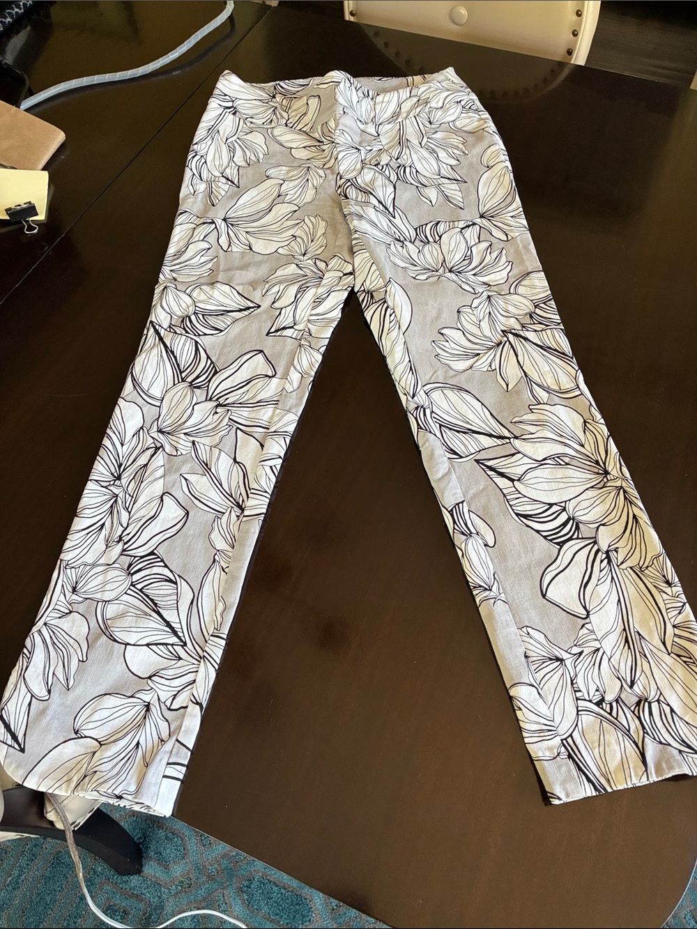 Soft Surroundings White and Gray Floral Capris